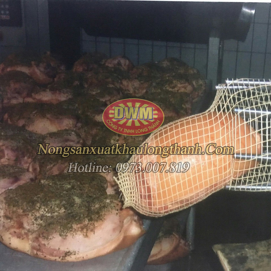 Thịt chân giò lợn muối hong khói